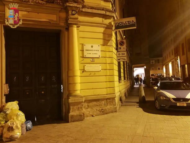 Mostra i genitali ai passanti, ma è davanti alle telecamere di un commissariato