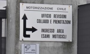 All’esame di guida con gli auricolari, denunciato 26enne