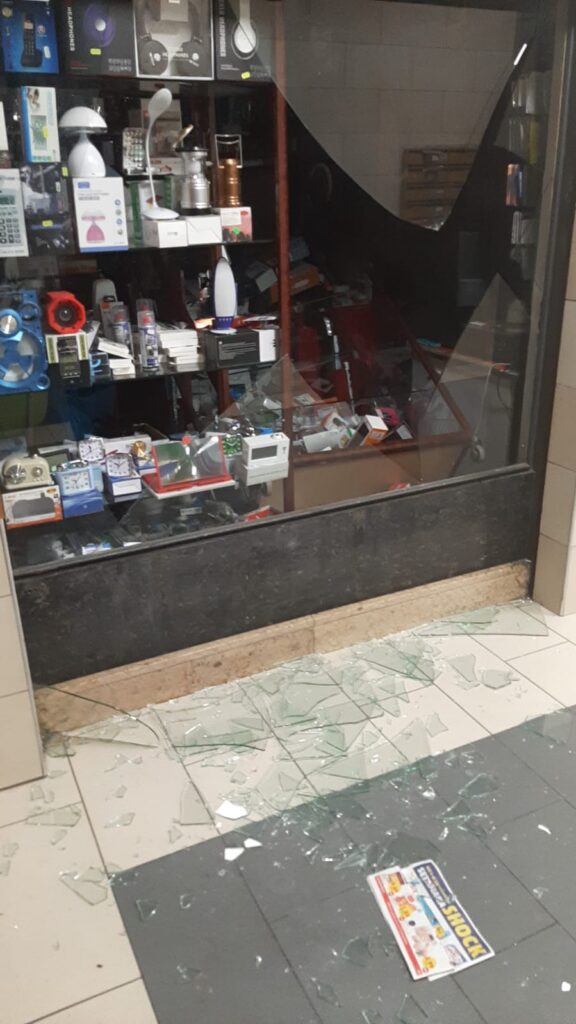 Furto con spaccata in via Marconi: rubati smartphone e tablet