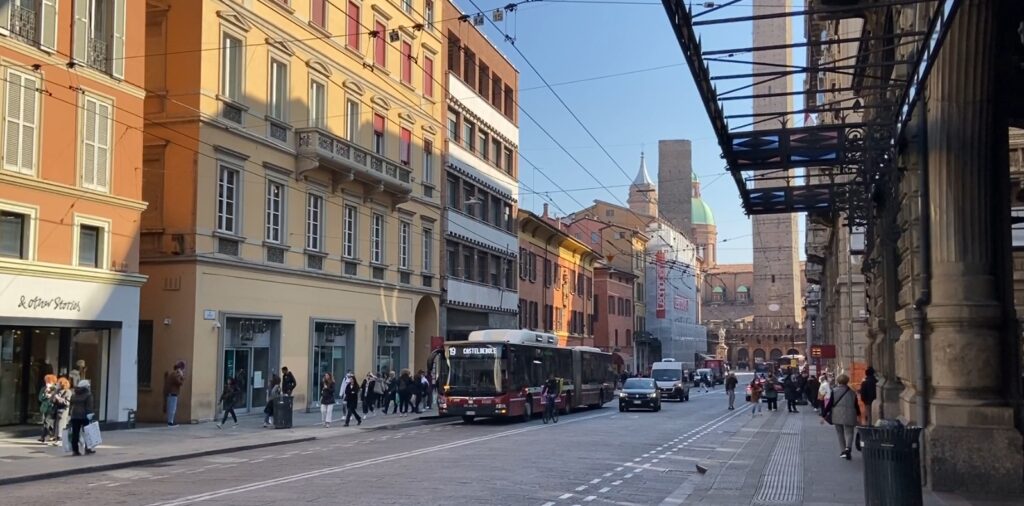Palpeggia una donna in via Rizzoli: 43enne denunciato