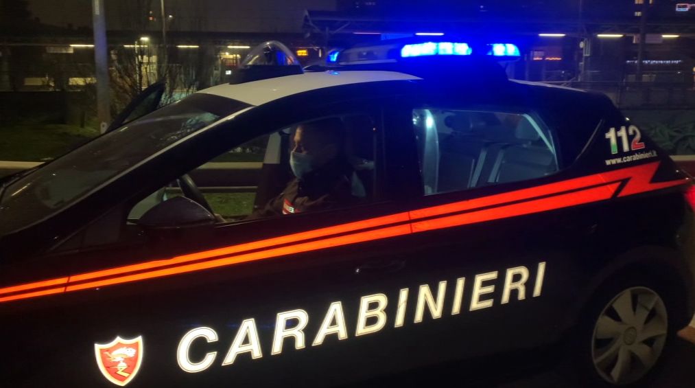 Aggressione a bottigliate in via Fioravanti, due denunciati dai carabinieri