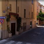 Scippa una donna e fugge in moto contromano