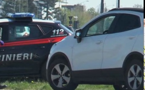 Viola la quarantena Covid e va in giro in macchina con tre connazionali
