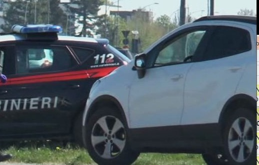 Viola la quarantena Covid e va in giro in macchina con tre connazionali