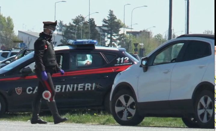 Viola la quarantena Covid e va in giro in macchina con tre connazionali