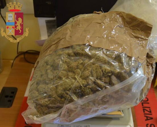 Già ricercato per droga, ha in casa un kg di marijuana