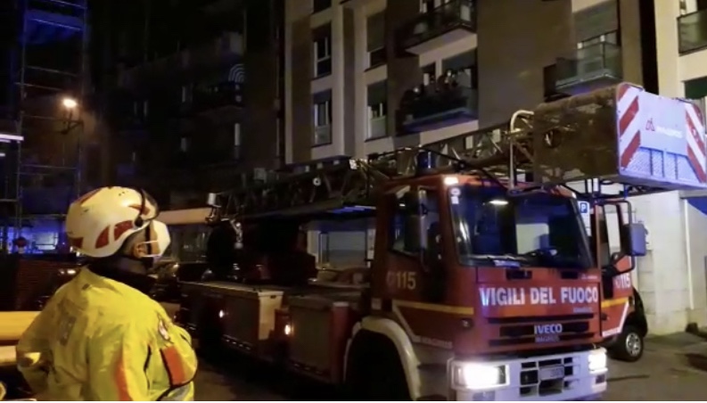 Fiamme in un condominio di via Lame: quattro feriti