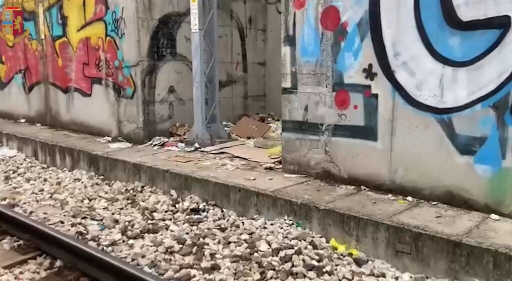 Laboratorio dello spaccio tra i binari della ferrovia