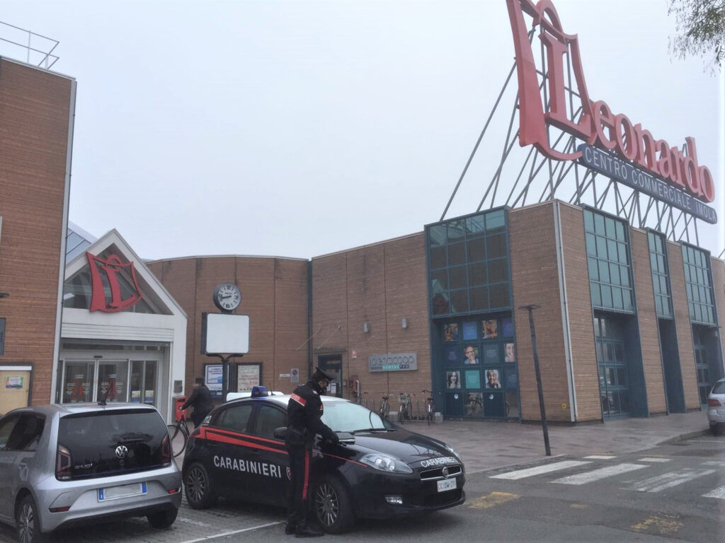 Fa spesa da 850 euro ed esce senza pagare