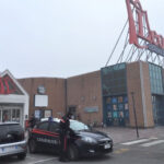 Fa spesa da 850 euro ed esce senza pagare