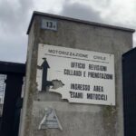 All’esame di guida con un auricolare nascosto: scoperto e denunciato dalla polizia