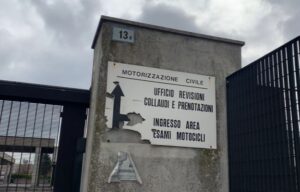 All’esame di guida con un auricolare nascosto: scoperto e denunciato dalla polizia