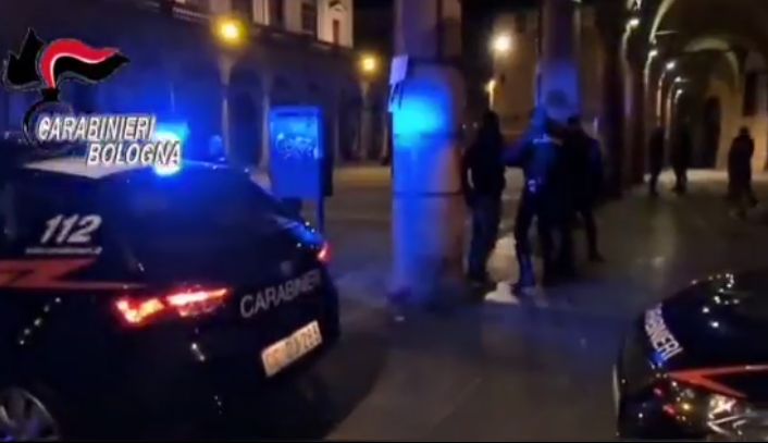 Tenta ‘spaccata’ in tabaccheria di via Petroni, ma i carabinieri lo bloccano ->VIDEO