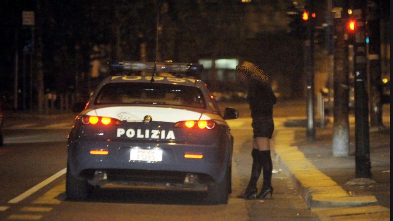 Scopre che la fidanzata fa la prostituta e comincia a sfruttarla, denunciato