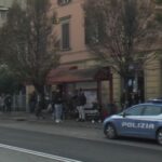 Difende una donna e viene minacciato con un coltello