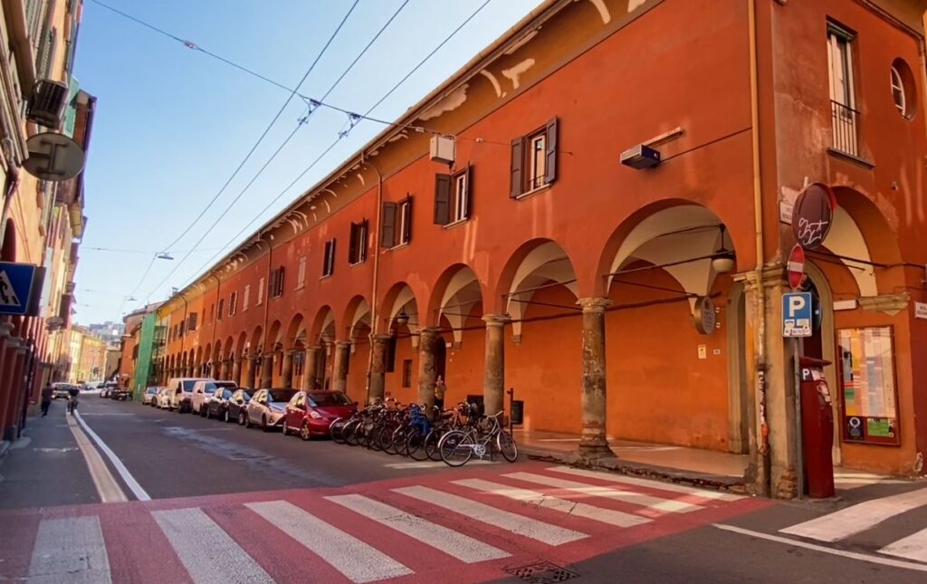 In preda alla gelosia minaccia con un coltello vicini e fidanzata, arrestato