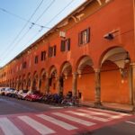 In preda alla gelosia minaccia con un coltello vicini e fidanzata, arrestato