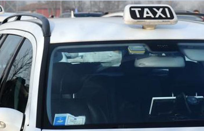 Tassista rapinato e ferito da due ‘finti’ clienti