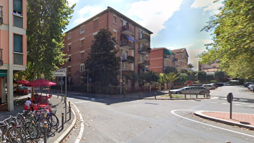 Balla in strada e insulta i poliziotti, denunciato