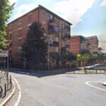 Balla in strada e insulta i poliziotti, denunciato