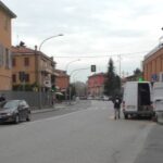 Minaccia i passanti con un coltello: “Vi faccio un collarino”