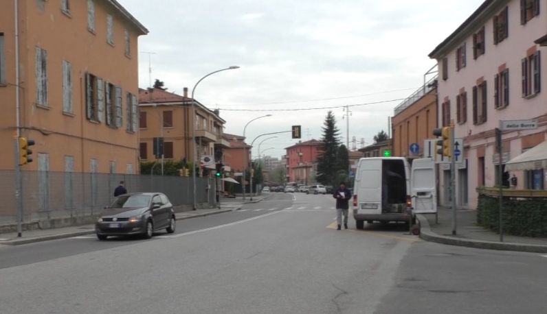 Minaccia i passanti con un coltello: “Vi faccio un collarino”