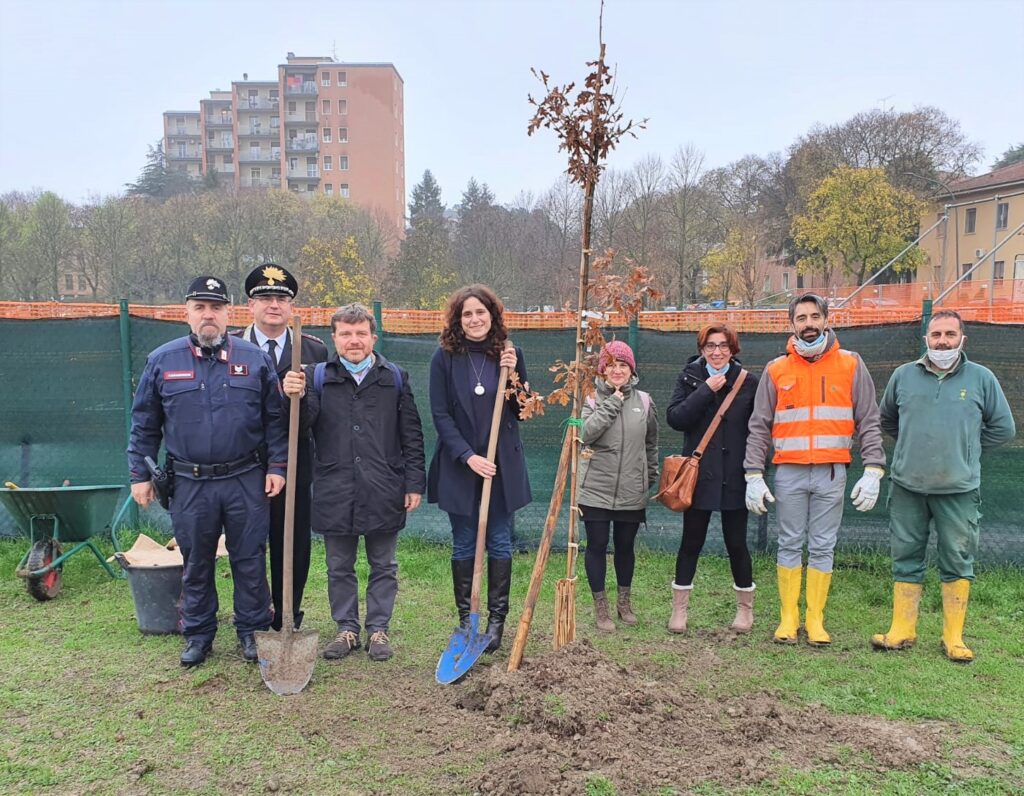 I carabinieri forestali donano alberi alle scuole di Bologna