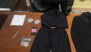 Ferì a coltellate un minorenne a una festa, a casa ha stemmi ‘nazi’