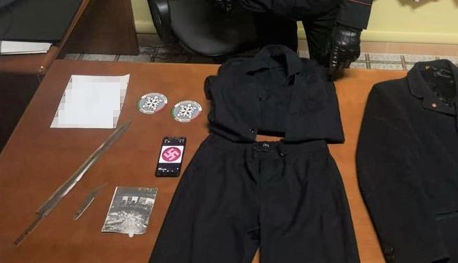 Ferì a coltellate un minorenne a una festa, a casa ha stemmi ‘nazi’