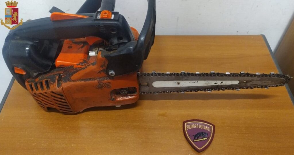 Minaccia la vicina di casa con una motosega