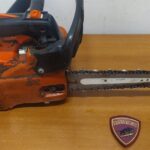 Minaccia la vicina di casa con una motosega