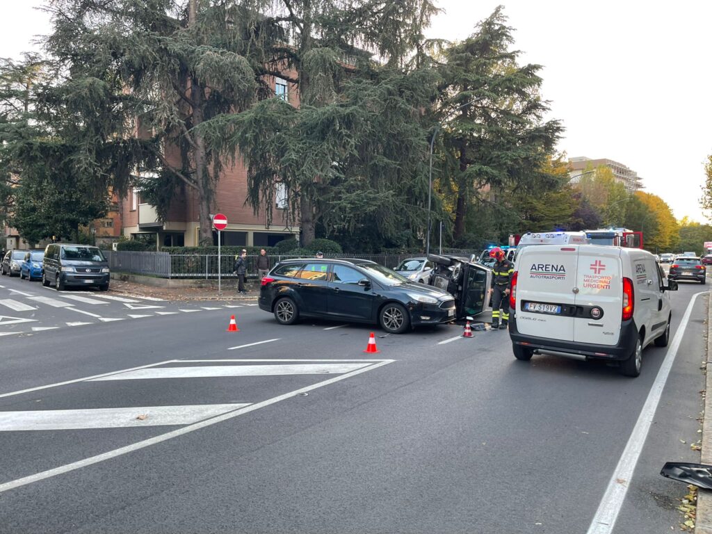 Incidente in viale Lincoln: militare soccorre automobilista