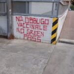 Atto vandalico dei “No Green Pass”. Danneggiate auto al poliambulatorio Mengoli di Bologna
