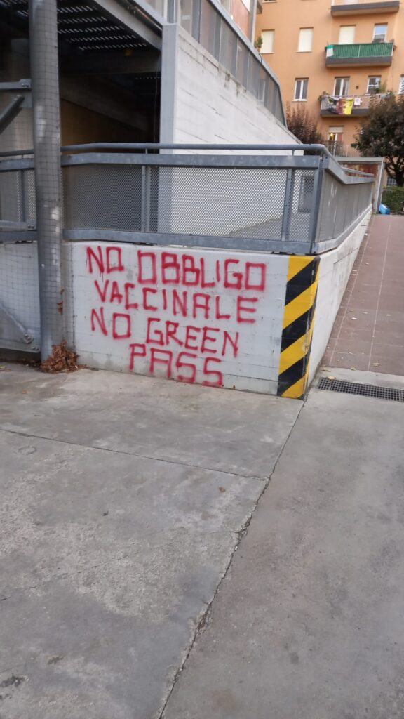 Atto vandalico dei “No Green Pass”. Danneggiate auto al poliambulatorio Mengoli di Bologna