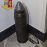 Scopre proiettile per artiglieria in casa e chiama la polizia