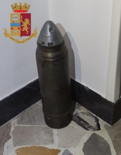 Scopre proiettile per artiglieria in casa e chiama la polizia