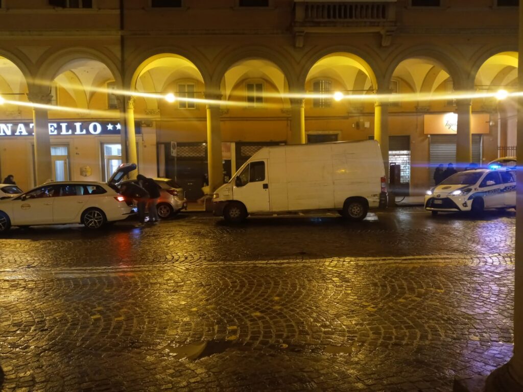 A bordo di un furgone tamponano taxi e scappano