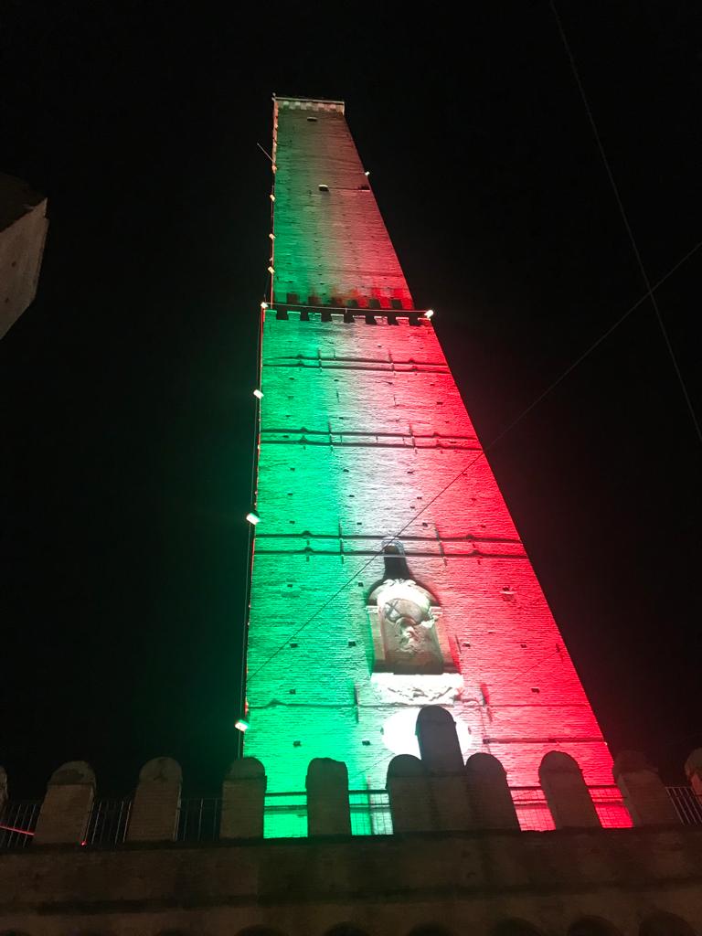 Accesa la Torre Asinelli. Ecco le prime foto