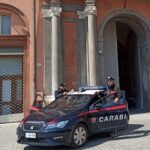 Minaccia i passanti con una pistola (a salve), arrestato