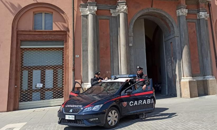 Minaccia i passanti con una pistola (a salve), arrestato