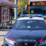 Senza biglietto fa perdere mezz’ora al bus: denunciato