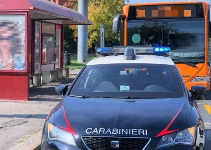 Senza biglietto fa perdere mezz’ora al bus: denunciato