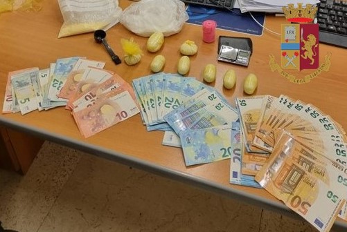 Hanno in casa due etti di eroina e 3.250 euro: quattro in manette