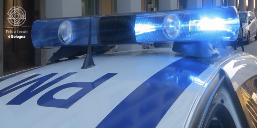 Rubano borsa ad anziana in bus, Pl arresta due donne