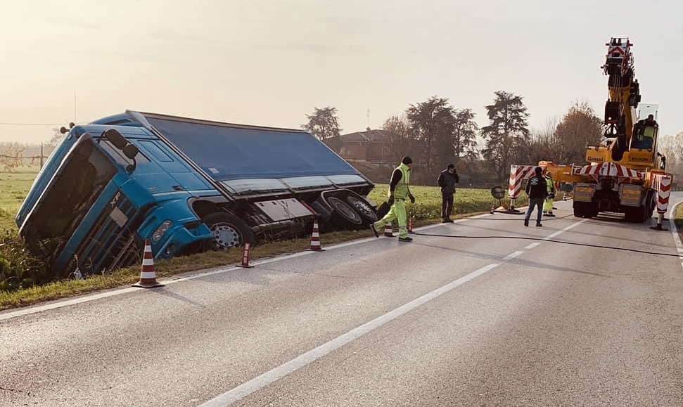 Camion nel fosso, chiusa la Porrettana in mattinata a Granarolo