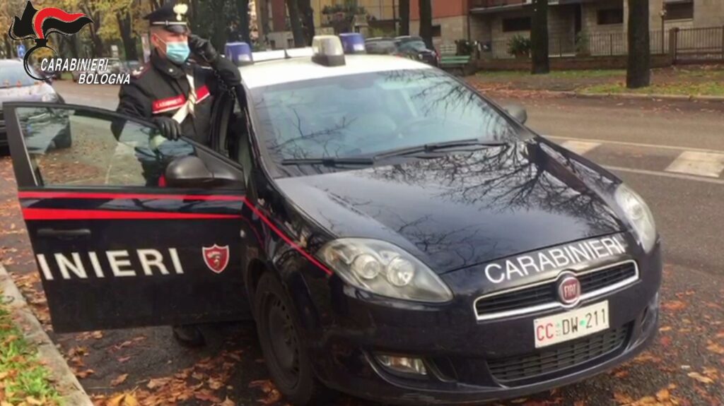 Finge di vendere fiori e deruba anziana disabile