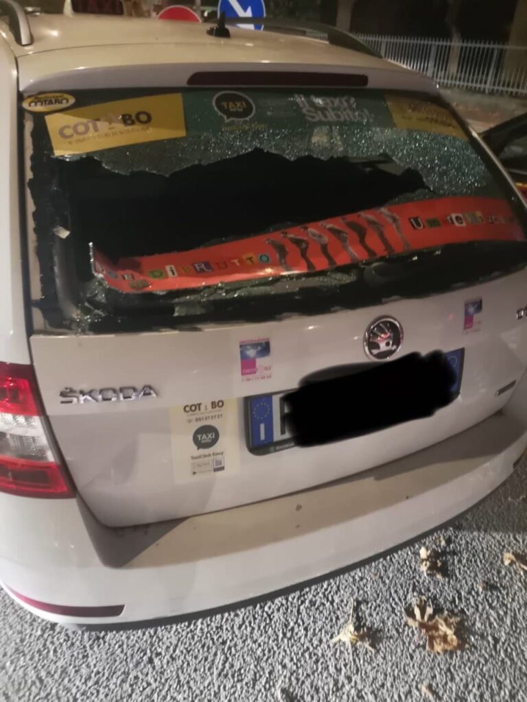 Con un colpo di arti marziali sfonda lunotto di un taxi