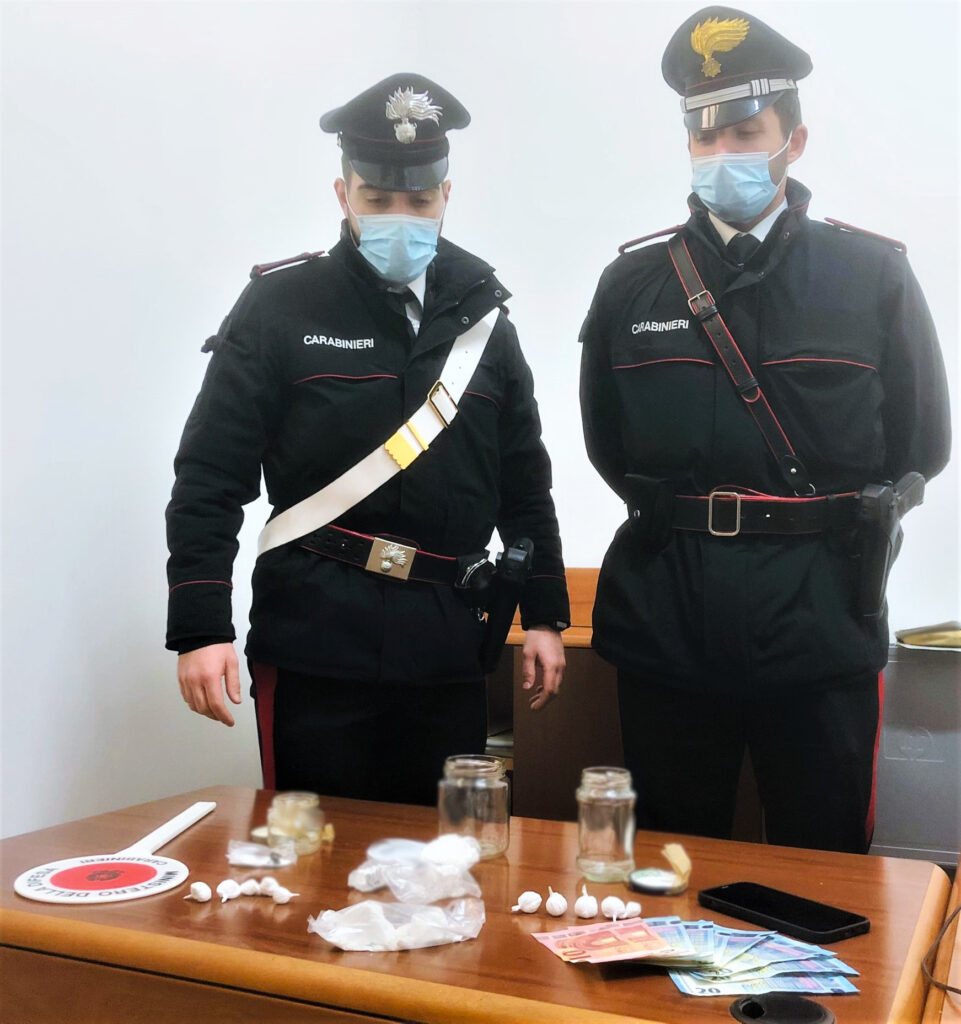 Corticella, pusher in auto arrestato dai carabinieri