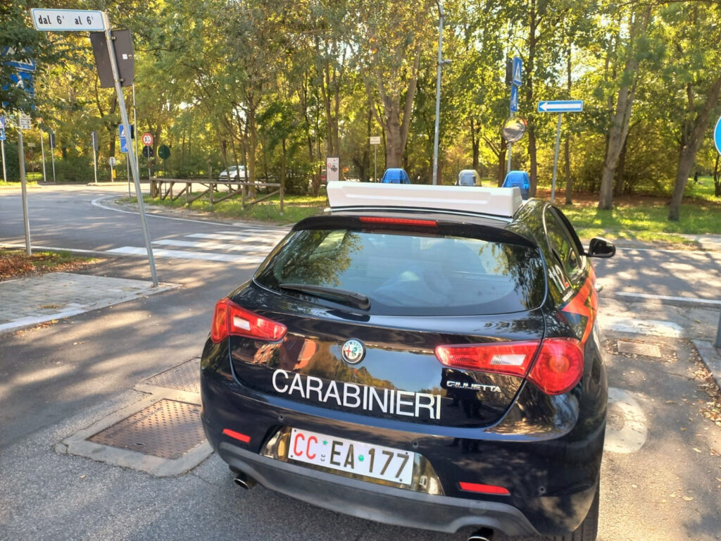 Deruba giovane con tecnica ‘dell’abbraccio’: arrestato