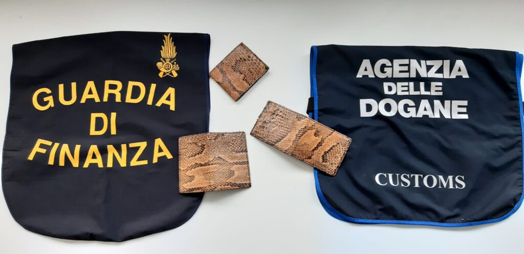 Portafogli in pelle di pitone sequestrati al Marconi
